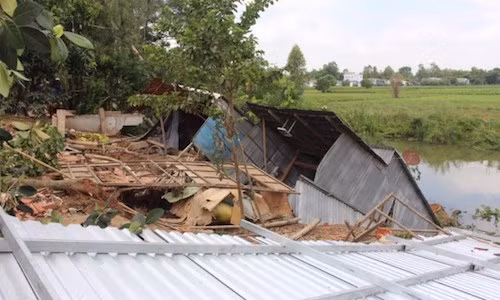 An Giang: Sat lo nghiem trong khien 6 ngoi nha sup xuong kenh
