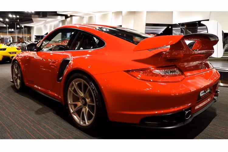 Hãng siêu xe Porsche chỉ sản xuất đúng 500 chiếc 911 GT2 RS cho toàn Thế giới. Hiện tại, mẫu xe này đã trở thành "hàng hiếm" và rất ít khi chủ của chúng bán lại. Chiếc 911 GT2 trong bài viết có màu đỏ nổi bật, mới chỉ đi được khoảng 1000 km và hiện đang được showroom Alain Class Motors ở Dubai "thét giá" 670.000 USD (tương đương 15,19 tỷ đồng).