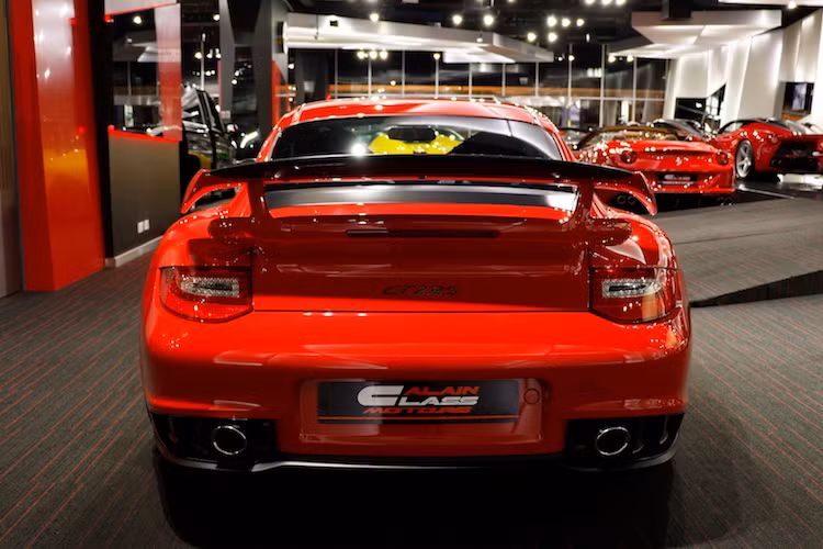 Có thể coi là "điểm giao nhau" giữa dòng 911 GT2 và 911 GT3, 911 GT2 RS sở hữu trọng lượng nhẹ hơn 911 GT2 thường 7 kg, trong khi vẫn có thân xe với thiết kế tương tự. Sử dụng bodykit của GT2, tuy nhiên chiếc xe có cánh đuôi lớn phía sau tương tự như các phiên bản 911 GT3 hay GT3 RS. Một số chi tiết như nắp ca-pô, ốp gương hay viền khe hút gió được làm từ sợi carbon.