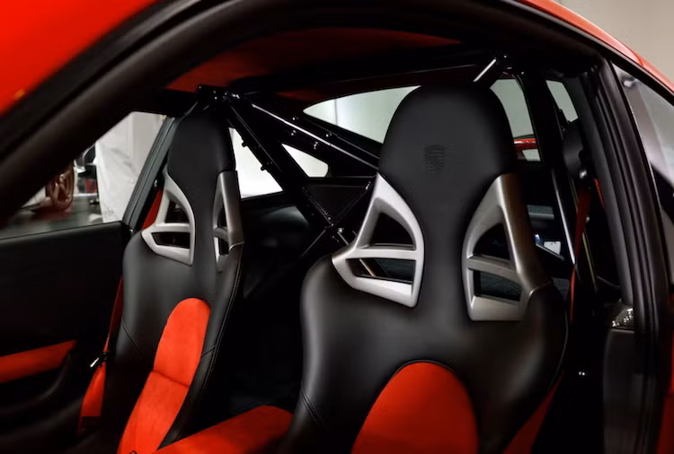 Tương tự như 911 GT3 RS, nội thất của 911 GT2 cũng sở hữu cặp ghế ngồi thể thao theo phong cách xe đua. Nằm phía sau cặp ghế ngồi là bộ khung thép gia cường, khiến thân xe ổn định hơn khi vào cua và hạn chế thương tật cho người ngồi trong xe trong tình huống xấu nhất.