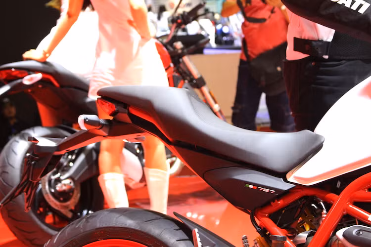 Ở phía sau, chiếc xe cũng có đèn hậu LED mới. Vốn có yên đôi nhưng với tùy chọn ốp yên phía sau, Monster 797 có thể trở thành một chiếc xe với yên solo một cách dễ dàng. Chiều cao yên của xe tính từ mặt đất là 805 mm - hơi cao một chút nhưng vẫn tương đối hợp với đa số tay lái.