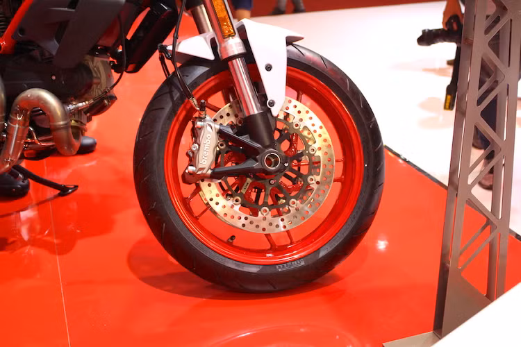 Thay vì mâm 3 cánh như 795 trước đây, Monster 797 mới đã sử dụng mâm 5 cánh kép quen thuộc của phiên bản Monster 821 hay Panigale 959 hiện nay, kèm lốp 120/70/17. Xe có phuộc trước USD 43 mm của KYB, kết hợp với hệ thống phanh đĩa kép với heo M4.32 cao cấp giống nhiều dòng xe môtô Ducati khác.