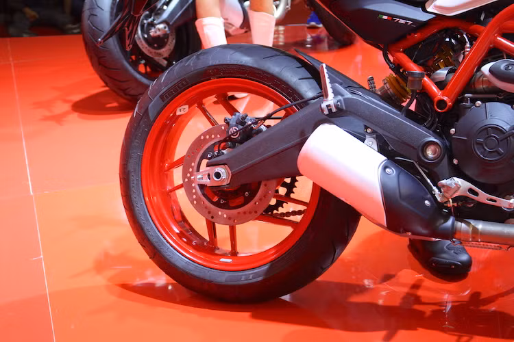 Ở phía sau, Monster 797 sử dụng phuộc monoshock của Sachs và gắp đôi bằng hợp kim hàn. Bánh sau của xe có lốp 180/55/17, cả 2 bánh đều sử dụng lốp Pirelli Diablo Rosso II như trên Ducati 959. Hệ thống phanh sau cũng có ABS và sử dụng heo Brembo.