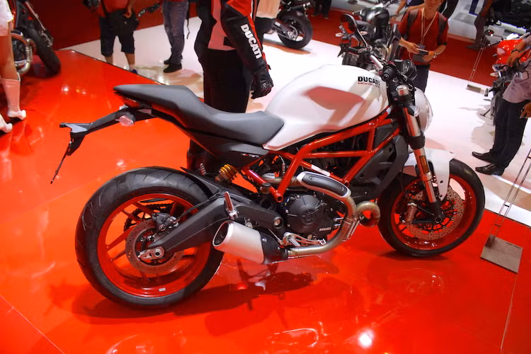 Tại thị trường Việt Nam, Ducati Monster 797 mới sẽ được bán với 2 phiên bản màu sắc là trắng mờ và đỏ. Giá bán lần lượt cho 2 phiên bản này là 387,9 và 389,9 triệu đồng.