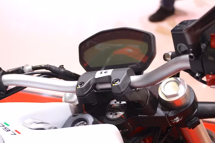 Có giá rẻ nên Monster 797 không được trang bị hệ thống điều khiển lực kéo, không thể điều chỉnh chế độ lái và cũng không có bướm ga điện tử. Tuy nhiên xe vẫn có phanh ABS trước sau sử dụng module Bosch 9.1MP và đặc biệt là một loạt các tiện nghi mới như cổng sạc USB, hệ thống kết nối điện thoại Ducati Multimedia System qua Bluetooth.