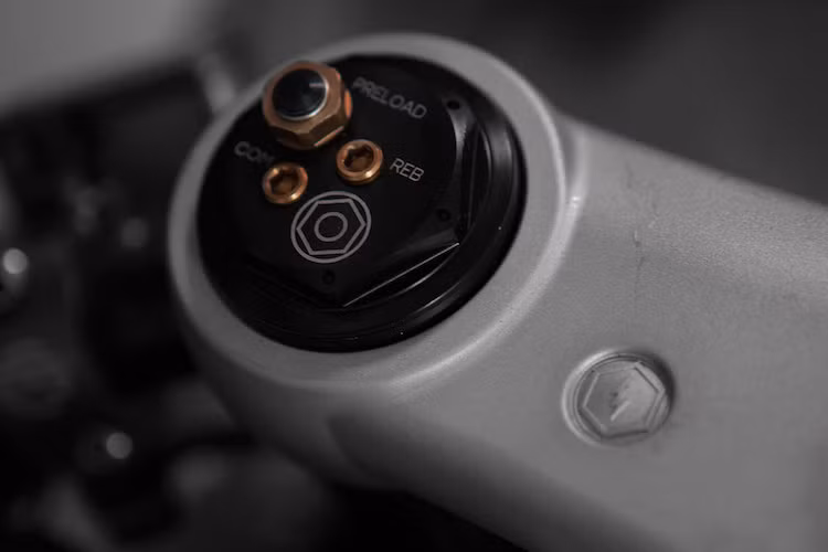 Phuộc trước của chiếc xe cũng đã được độ lại với các thành phần bên trong của Hyperpro và hạ thấp hơn 15 mm so với H2 nguyên bản, trong khi vẫn có khả năng điều chỉnh tự do. Bên cạnh đó, toàn bộ hệ thống phanh của chiếc xe bao gồm đĩa, heo phanh và cùm phanh/côn đã được thay thế hoàn toàn bởi các chi tiết độ từ hãng Beringer.