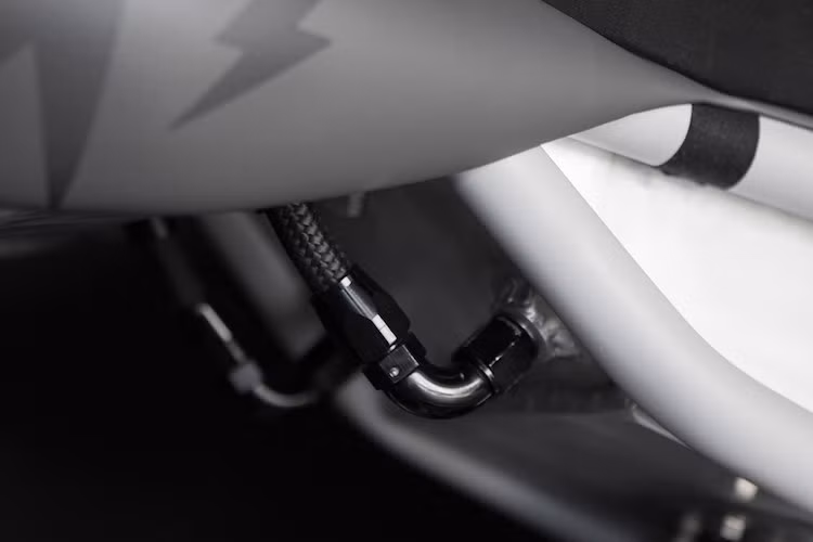 Mặc dù chiếc H2 nguyên bản vốn đã có hiệu năng "khủng" từ khối động cơ siêu nạp và loạt phụ tùng "hàng hiệu", tuy nhiên Wrenchmonkees vẫn tiếp tục "chế cháo" lại các chi tiết trên xe. Kết cấu bên trong động cơ được giữ nguyên, tuy nhiên hệ thống xả đã được thay bằng loại SC Project full system cùng lọc gió Sprintfilter.