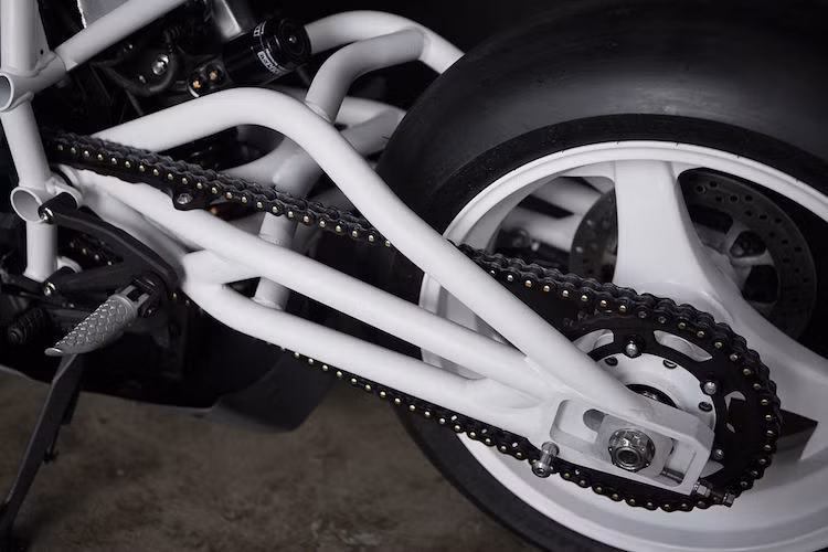 Bộ khung nguyên bản trên H2 không có sự thay đổi ở bản độ Revmonkees. Tuy nhiên ở phía sau, gắp đơn của chiếc xe đã được thay bằng gắp nhôm đôi từ GIA Engineering, phối hợp cùng phuộc monoshock Hyperpro để khiến bản độ H2 này trở nên ổn định hơn trên đường. "Dàn chân" của xe cũng được thay thế với cặp mâm 3 cây Dymag CH3 siêu nhẹ bằng magie và lốp trơn Dunlop GP Sportmax.