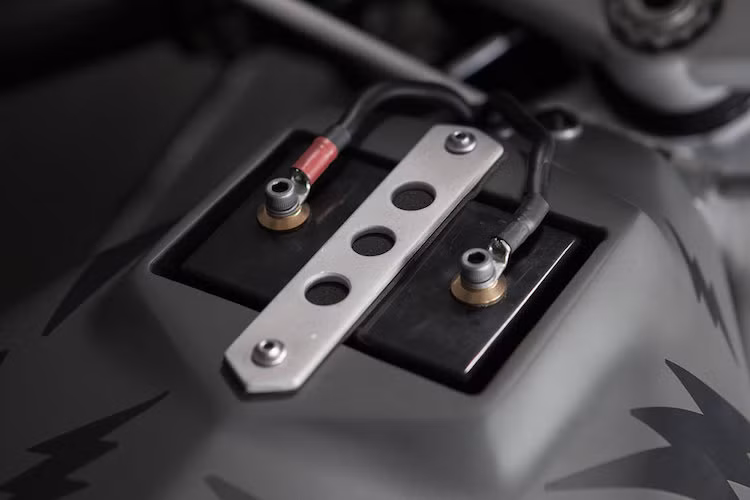 Ở phía bên phải quây gió, Wrenchmonkees đã giữ lại một lỗ hút gió nguyên bản trên quây Kawasaki ZX-7R, sau đó chế một đường dẫn bằng nhôm để dẫn gió vào bộ siêu nạp của H2. Trong khi đó, bên còn lại được bịt kín để giấu một số chi tiết của hệ thống điện và bình dầu phanh. Vị trí ắc quy xe cũng đã được xưởng độ chuyển lên trên bình xăng.