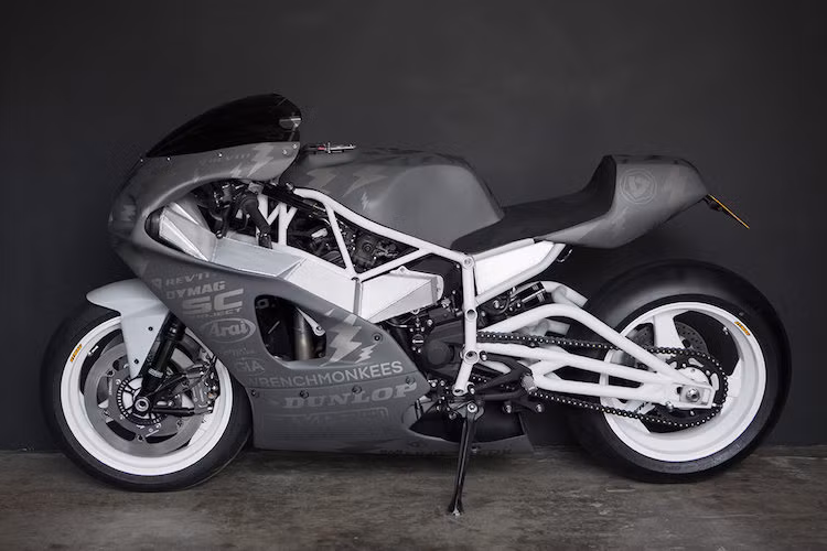 Khách đặt hàng Wrenchmonkees tạo ra bản độ Kawasaki Ninja H2 "siêu khủng" này là REV'IT - một hãng đồ bảo hộ môtô tới từ Hà Lan. Với ý tưởng "Tailored Technology" - công nghệ hiện đại ẩn sau thiết kế đẹp mắt, tinh tế, REV'IT đã cung cấp một chiếc H2 mới tinh cho Wrenchmonkees để xưởng độ này tự do "chế cháo" chiếc xe.