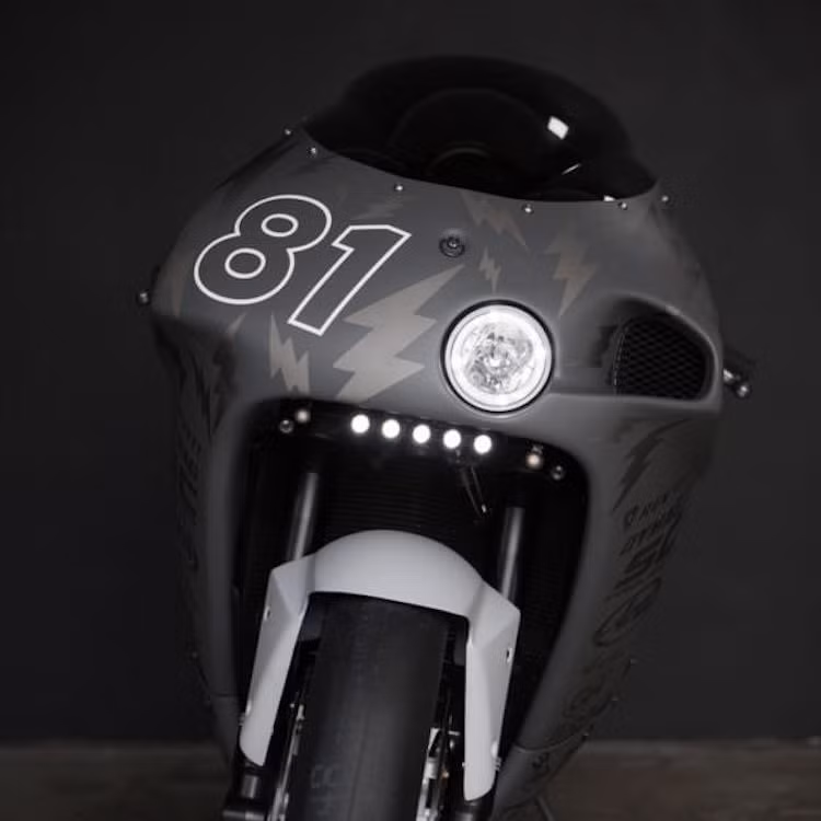 Vốn có thiết kế cực kỳ góc cạnh với ý tưởng lấy từ hàng không, toàn bộ dàn vỏ nguyên bản của H2 đã bị Wrenchmonkees tháo bỏ. Thay vào đó, hãng đã khiến chiếc xe có kiểu dáng của một superbike đua đường dài nhờ bộ quây gió của Kawasaki ZX-7R. Bộ quây này cũng đã được những người thợ tại xưởng tính toán để có thể tháo bỏ chỉ với 5 con ốc.