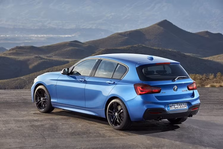 BMW cũng đưa ra cho 1 Series 2018 5 tùy chọn mâm cùng 2 màu mới là xanh Seaside Blue và cam Sunset Orange. Ngoài ra, hãng cũng đã bổ sung thêm 3 phiên bản mới là Edition Sport Line Shadow, Edition M Sport Shadow và M140i Edition Shadow với thay đổi chỉ nằm ở các chóa đèn tối màu cùng khung lưới tản nhiệt màu đen.
