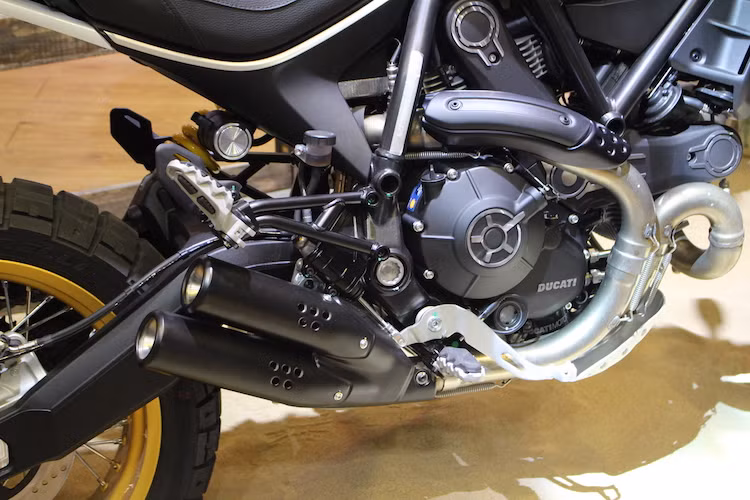 Giống như mọi phiên bản Scrambler khác, Desert Sled tiếp tục được trang bị khối động cơ Desmoduel L-Twin SOHC 2 van với dung tích 803 cc, làm mát bằng khoogn khí, cho công suất tối đa 75 mã lực. So với Scrambler thường, pô của Desert Sled đã được đổi sang loại 2 nòng với kiểu dáng cá tính hơn.