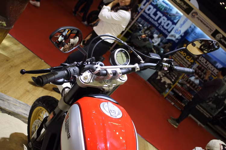 So với phiên bản Scrambler bình thường, tay lái của Desert Sled cũng được nâng cao thêm một chút và có thêm thanh giằng ở giữa. Bảng đồng hồ của xe vẫn là một màn hình LCD hình tròn được tối giản và nằm lệch về phía tay phải, giống như hầu hết các phiên bản khác của dòng Scrambler.