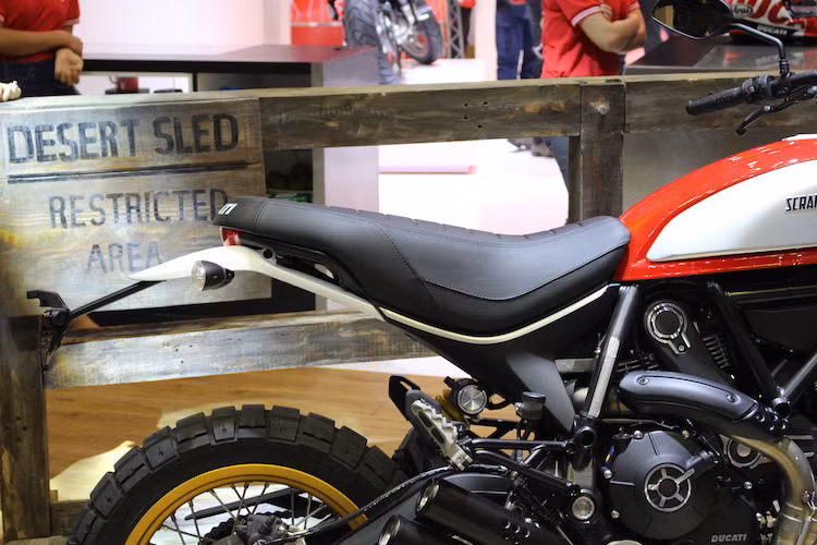 Bộ yên của xe cũng có hình dáng không có sự khác biệt so với Scrambler thường. Do có phuộc cao hơn nên chiều cao yên của xe cũng tăng lên, đạt tới 860 mm. Ở phía sau, thay vì chắn bùn trên bánh sau giống như bản Icon, chiếc xe có chắn bùn kèm pad biển số kéo dài từ phía đuôi giống những mẫu xe enduro chuyên nghiệp.