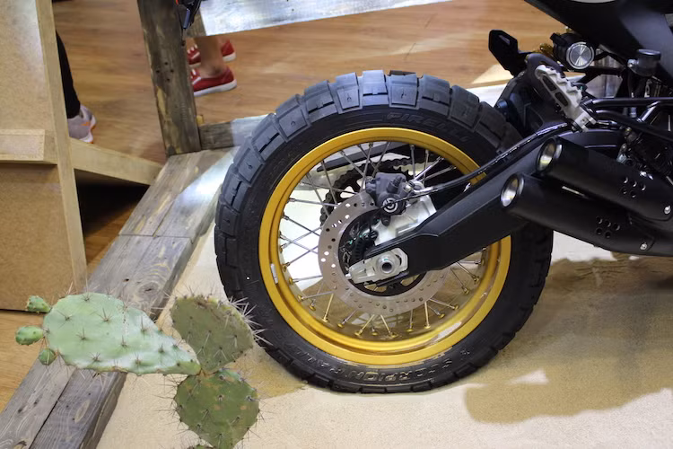 Ở phía sau, Scrambler Desert Sled cũng sử dụng phuộc monoshock của KYB với khả năng điều chỉnh được hành trình, nhưng có đường kính vành giảm xuống còn 17 inch. Cả 2 bánh đều sử dụng lốp gai Pirelli Scorpion Rally STR.