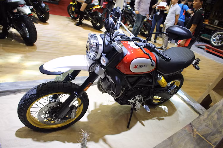 Dựa trên bản "địa hình đường phố" Urban Enduro, Ducati Scrambler Desert Sled là 1 trong 2 phiên bản mới nhất của dòng xe hoài cổ Ducati Scrambler. Với chiếc xe, Ducati đã tìm cách để biến Scrambler trở thành một chiếc "cào cào" Enduro hay Dual Sport, trong khi vẫn giữ nguyên chất cổ điển đã tạo nên thành công của dòng xe này.