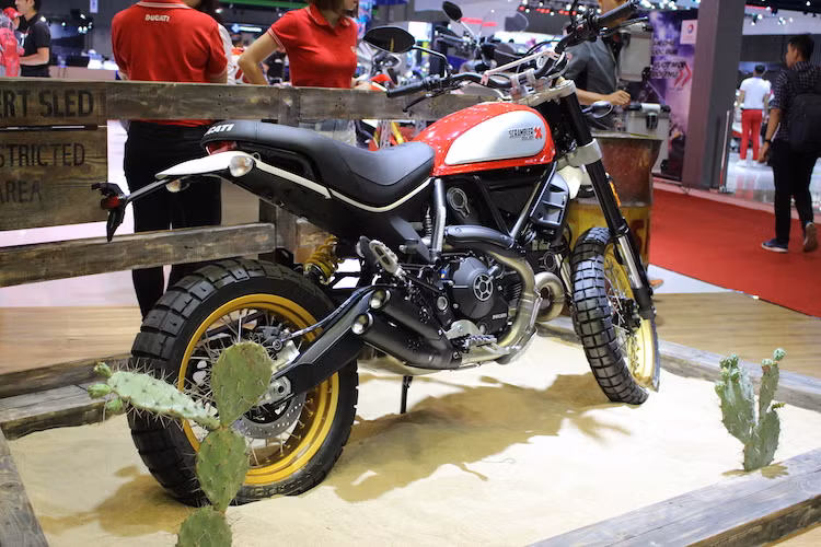Cũng giống như các phiên bản Scrambler khác, khách hàng có thể lựa chọn nhiều phụ kiện khác nhau cho Desert Sled từ Ducati Việt Nam. Hiện tại, chiếc xe đã có giá chính thức ở thị trường Việt là 428,9 triệu đồng cho cả 2 phiên bản màu đỏ lẫn trắng.