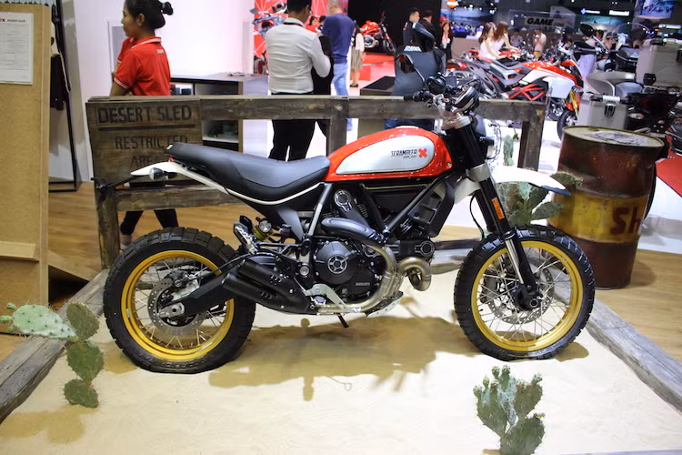 Bình xăng lớn bằng thép cùng bộ khung Trellis bằng thép ống của Scrambler bình thường vẫn được giữ nguyên trên phiên bản Desert Sled. Trọng lượng của phiên bản Desert Sled này là 207 kg.