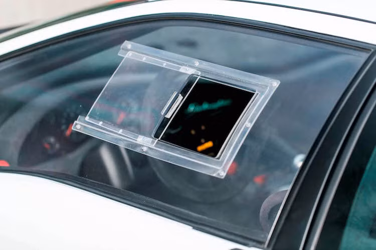 Lamborghini thậm chí còn tối giản nội thất của xe tới mức loại bỏ điều hòa và cửa kính điện. Người lái sẽ được làm mát trực tiếp bởi các đường ống dẫn gió từ ngoài xe, trong khi một ô cửa nhỏ được "trổ" trên cửa kính hai bên để thay cho cửa kính điện.