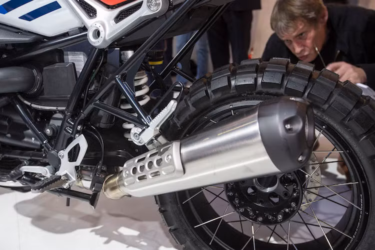 Nằm dưới phiên bản cao cấp nhất R nine T Roadster, R nine T Urban G/S cũng chỉ được trang bị bình xăng bằng thép thay vì nhôm, bảng đồng hồ đơn giản hơn, phuộc ống lồng thay vì phuộc USD và cặp mâm đúc 5 cánh 17 inch. Tuy nhiên nếu có nhu cầu "trèo đèo vượt suối" cao, khách hàng có thể đặt chiếc xe với cặp bánh căm trước/sau 17/19 inch của R1200GS Adventure.