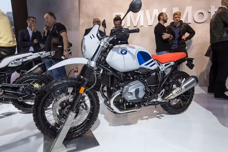 Với R nine T Urban G/S, BMW một lần nữa lại hướng tới phong cách hoài cổ khi đã lấy cảm hứng từ dòng xe địa hình R80 G/S từ năm 1980. Đồng thời được coi là bản "rút gọn" của một chiếc adventure bike như R1200GS, chữ "Urban" trong tên gọi của R nine T Urban G/S đã chỉ ra sự "đa năng" của xe khi có thể sử dụng như một phương tiện di chuyển hàng ngày trong đô thị.