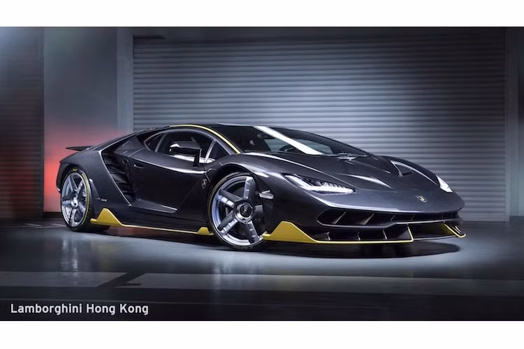 Dựa trên cơ sở của chiếc Aventador, tuy nhiên siêu xe Lamborghini Centenario bản đặc biệt đã có thân xe với thiết kế hoàn toàn mới, với các khe hút gió và cánh khí động học đầy vẻ phức tạp và hiện tại. Chiếc Centenario tại Hồng Kông có thân xe bằng sợi carbon và các chi tiết trang trí màu vàng, tương tự như phiên bản được giới thiệu cách đây hơn 1 năm tại Geneva.