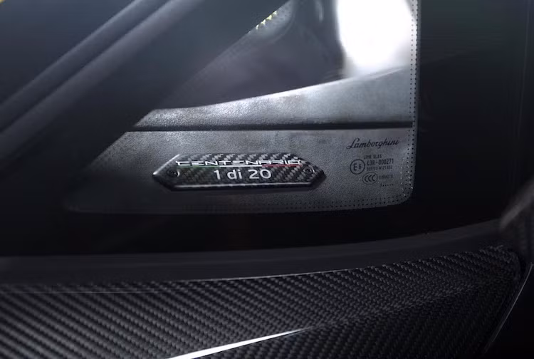 Nội thất của xe có các chi tiết khá giống với Aventador, với những điểm khác gồm ghế thể thao, tay lái, ốp sợi carbon và hệ thống thông tin giải trí thế hệ mới với màn hình 10.1 inch, hỗ trợ kết nối internet và Apple CarPlay. Trên bảng táp-lô của mỗi chiếc Centenario còn có một tấm bảng nhỏ bằng sợi carbon, ghi nhận rằng nó là một trong 20 chiếc được sản xuất.