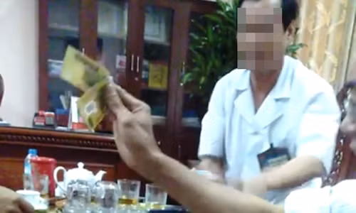 Giam doc Benh vien o Ninh Binh danh bac tai phong lam viec