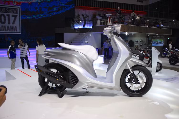 Toàn bộ thân xe của Glorious là tập hợp của những đường nét mềm mại, uyển chuyển, thể hiện rõ nhóm đối tượng mà chiếc xe hướng tới là phái đẹp. Với màu sơn ngọc trai, những đường nét của thân xe đặc biệt nổi bật khi được ánh sáng chiếu vào.