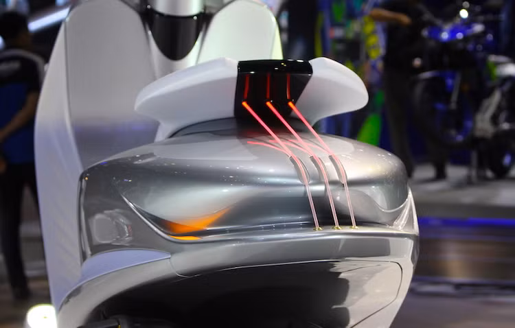 Tương tự như mặt nạ trước với đèn demi định vị, cụm đèn hậu của Glorious cũng là 3 dải sợi quang được chiếu sáng bằng đèn LED, mô phỏng hình ảnh dây đàn. Trong khi đó, đèn xi-nhan được giấu bên dưới phần "gờ" dưới đuôi xe, hắt ánh sáng lên và khiến những đường nét ở phần đuôi trở nên nổi bật.