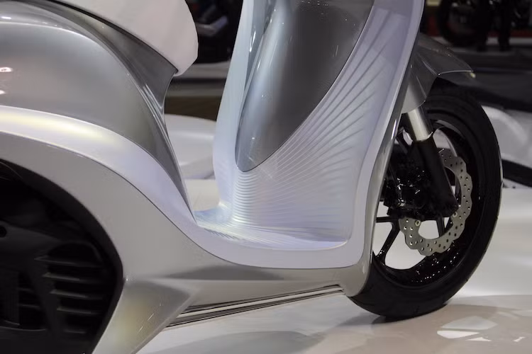 Ngay cả những chi tiết như sàn để chân của xe cũng đã được tạo hình với những vân nổi, tạo hiệu ứng ánh sáng đặc biệt. Dưới ánh đèn nháy của triển lãm VMCS 2017, những đường nét trên Glorious càng trở nên huyền ảo hơn, đúng như tên gọi của xe ("Glorious" trong tiếng Anh có nghĩa là tráng lệ).