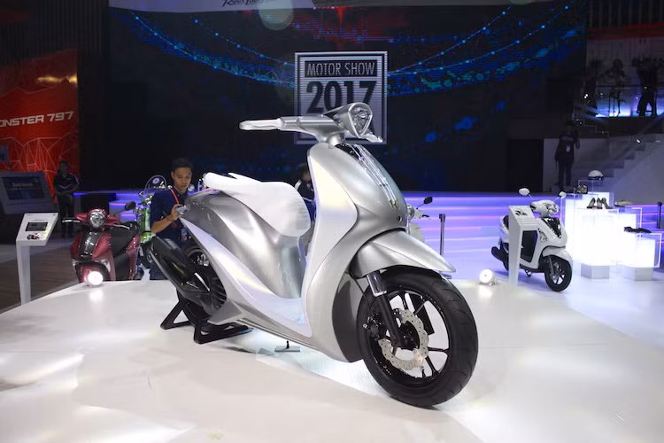 Cách đây hơn 1 năm tại triển lãm xe máy Việt Nam (VMCS) lần đầu tiên, Yamaha đã trưng bày mẫu xe ý tưởng 04GEN Concept lần đầu tiên trên Thế giới. Tới VMCS 2017, "truyền thống" đó lại được lặp lại với mẫu xe tay ga ý tưởng hoàn toàn mới Yamaha Glorious Concept. Đích thân ông Nagaya Akihiro - Giám đốc Trung tâm thiết kế toàn cầu của Yamaha đã công bố chiếc xe đặc biệt này.