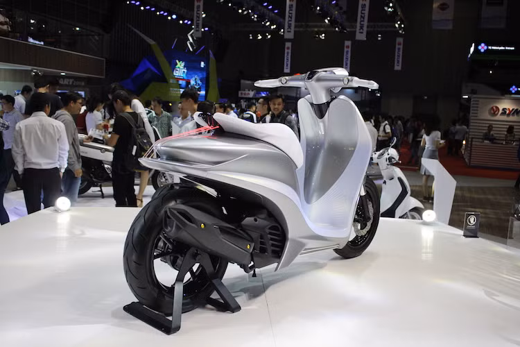 Hiện mới chỉ ở dạng concept nhưng theo hãng xe máy Yamaha, Glorious sẽ được "hiện thực hóa" dưới dạng một chiếc xe tay ga cao cấp. Như vậy, nhiều khả năng chiếc xe sẽ nằm cùng phân khúc với NVX hiện tại, nhưng hướng tới đối tượng khách hàng nữ giới thay vì nam giới trẻ tuổi.