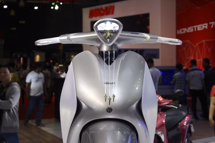 "Mối liên hệ" giữa Glorious và nhạc cụ được thể hiện rất rõ ở phần đầu xe, với 3 dải sợi quang được chiếu sáng bởi đèn LED xanh, gợi lên hình ảnh của dây đàn cello. Nằm ở phía trên đầu xe là đèn pha LED với hình viên kim cương sắc sảo, hiện đại.