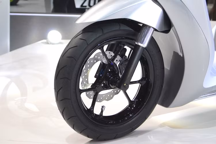 Glorious sử dụng bộ mâm 3 cánh chữ Y được lấy từ Yamaha NVX, với đường kính vành 14 inch và đi kèm lốp 110/80/14. Hệ thống phanh trước của chiếc xe cũng sử dụng chung với NVX, nhưng có đĩa hoa đẹp mắt hơn.