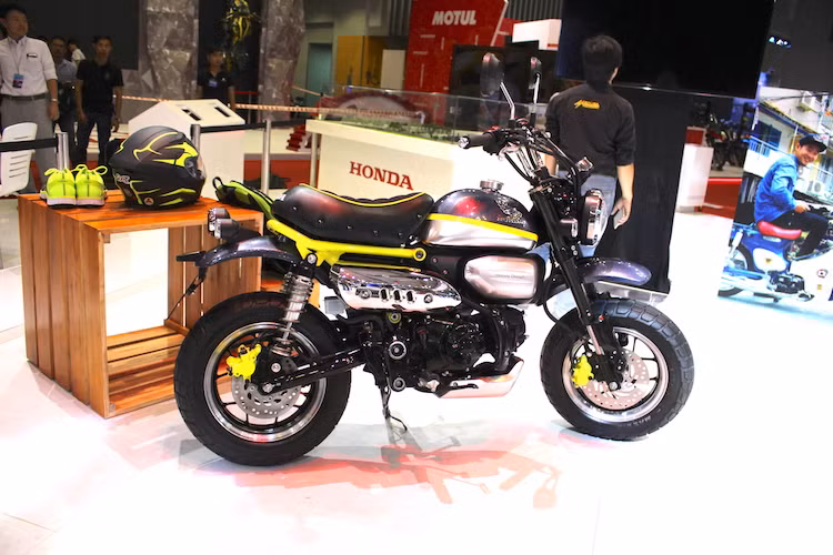 Dù sử dụng chung cơ sở khung sườn với MSX125, nhưng Honda Monkey 125 Concept đã có một số điểm khác biệt lớn so với "người anh em" hiện đại của mình. Trong đó, dễ nhận thấy nhất là phuộc sau dạng kép thay vì phuộc đơn Monoshock.