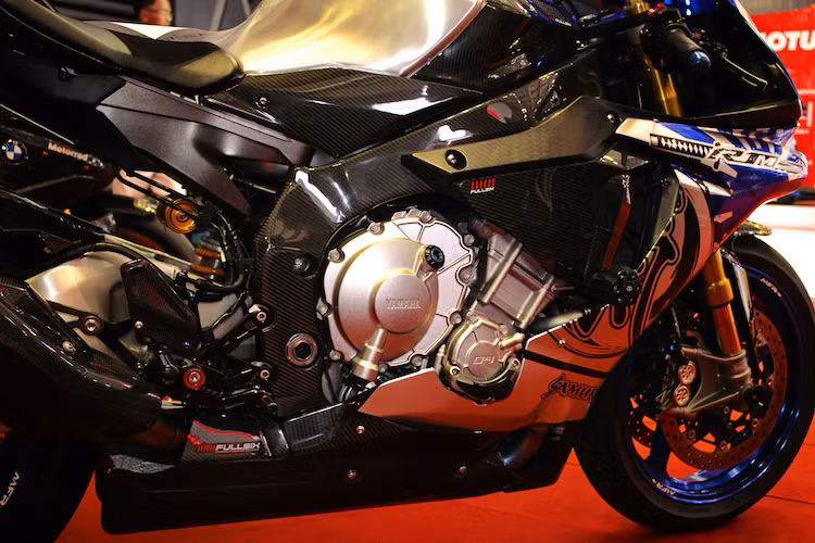 R1M sở hữu khối động cơ crossplane 4 thì, làm mát bằng chất lỏng, phun nhiên liệu điện tử, bốn xi-lanh thẳng hàng, dung tích 998 cm3, công suất 200 mã lực tại 13.500 vòng/phút và mô-men xoắn cực đại 124 Nm tại 11.500 vòng/phút.