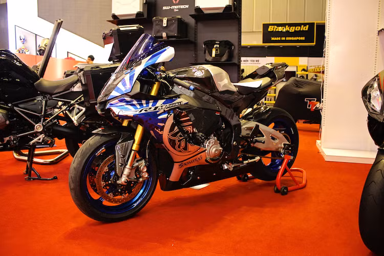  Siêu môtô Yamaha R1M là phiên bản đặc biệt của dòng R1, với số lượng sản xuất giới hạn chỉ 500 chiếc trên toàn Thế giới. So với R, R1M có các cải tiến như phuộc Öhlins ERS bán chủ động, quây gió bằng sợi carbon và được tích hợp sẵn hệ thống Communication Control Unit (CCU), cho phép người dùng tải về các dữ liệu GPS thông qua wifi và thiết lập các chế độ chạy theo từng điều kiện.