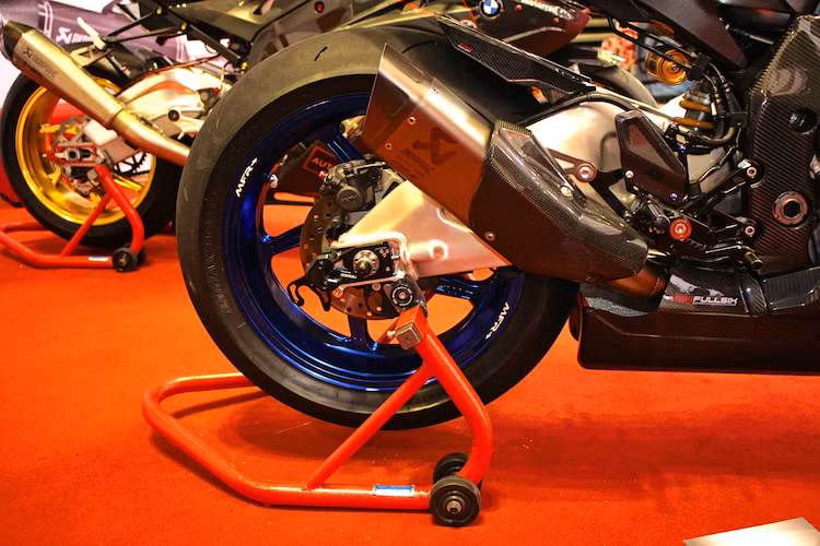 Ngoài ra, không thể không kể tới hệ thống xả full system titanium của Akrapovic đã được trang bị cho xe. Do chính hãng xe Yamaha đặt hàng hãng pô nổi tiếng Akrapovic để dành riêng cho R1, hệ thống xả này sẽ giúp phát huy tối đa hiệu năng của chiếc xe.