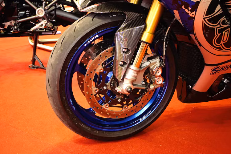 "Dàn chân" trước sau của xe đã được thay bằng cặp mâm MFR Race 5 cánh xoắn bằng magie, đi kèm với lốp hiệu năng cao Bridgestone Battlax Racing Street RS10 Type-R. Hệ thống phuộc và phanh nguyên bản của R1M vẫn được chủ xe giữ nguyên.