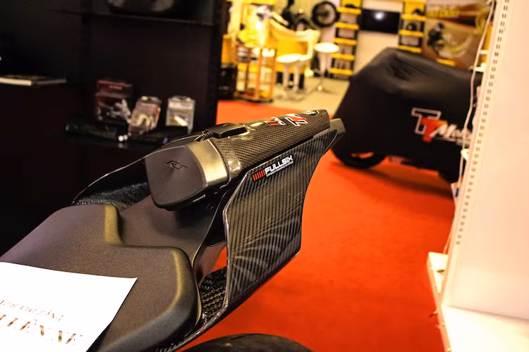 Vốn đã có bộ vỏ nguyên bản làm bằng sợi carbon, nhưng chiếc R1M này còn trở nên nhẹ hơn nữa khi sở hữu thêm một loạt các chi tiết sợi carbon của hãng Fullsix. Theo phong cách xe đua, yên cho người ngồi sau cũng đã được thay bằng ốp yên carbon.