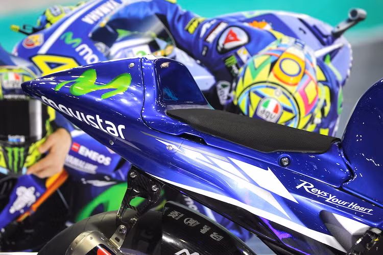 Trong những chặng đua, Rossi sẽ phải "chịu trận" ngồi trên chiếc "yên xe" chỉ là một tấm mút xốp siêu mỏng để giảm trọng lượng. Cùng với tay lái clip-on thấp và dàn để chân Gilles Tooling, chiếc xe có tư thế ngồi tối ưu về khí động học khi người lái "núp gió".