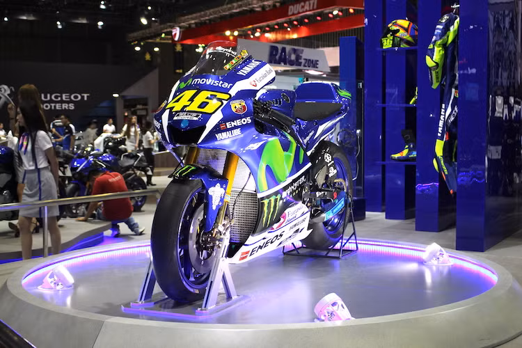 Có tên đầy đủ là Yamaha YZR-M1, Yamaha M1 là chiếc xe đua được Yamaha được thiết kế đặc biệt vào năm 2002 để đáp ứng quy định sử dụng động cơ 4 kỳ của MotoGP, thay thế cho chiếc YZR500 trước đây. Kể từ đó tới nay, M1 đã liên tục được phát triển với các thế hệ khác nhau, có dung tích xi-lanh tăng dần từ 800, 990 và 1000 cc để đáp ứng những điều luật của MotoGP.