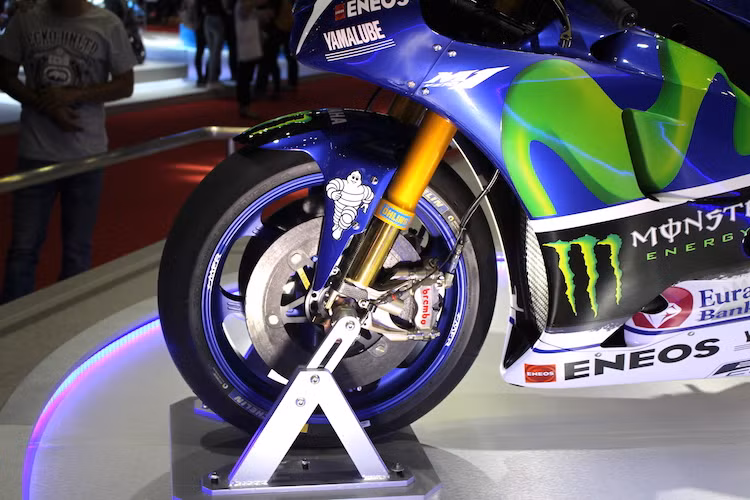 Giống các đối thủ trên vạch xuất phát, M1 cũng là một "kỳ quan" về chế tạo máy với các vật liệu đắt tiền nhất, hiện đại nhất cùng chất lượng lắp ráp tuyệt đỉnh. Ở phía trước, chiếc xe được trang bị đĩa phanh làm từ carbon đường kính 340 mm, đi kèm heo Brembo Billet Monobloc "hàng thửa". Đương nhiên, những bộ phận như phuộc Ohlins, các hệ thống điện tử... đều sẽ có thể điều chỉnh được để phù hợp từng chặng đua.