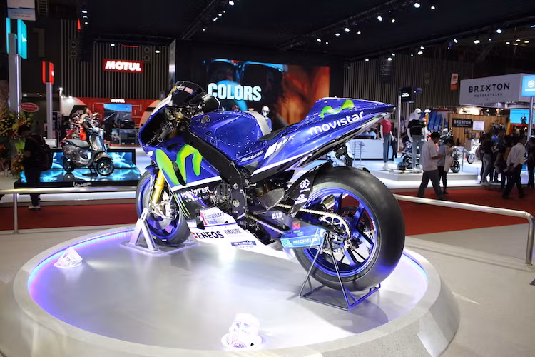 Để giảm tối đa lực cản gió, M1 có thiết kế khí động học với thân xe vuốt thon về phía sau. Trong khi chiếc M1 được trưng bày tại triển lãm VMCS 2016 sử dụng lốp Brigestone Battlax thì chiếc xe của năm nay đã chuyển sang lốp Michelin. Trên thực tế, đội đua Yamaha Movistar GP đã chuyển sang dùng lốp Michelin từ mùa giải năm 2016.