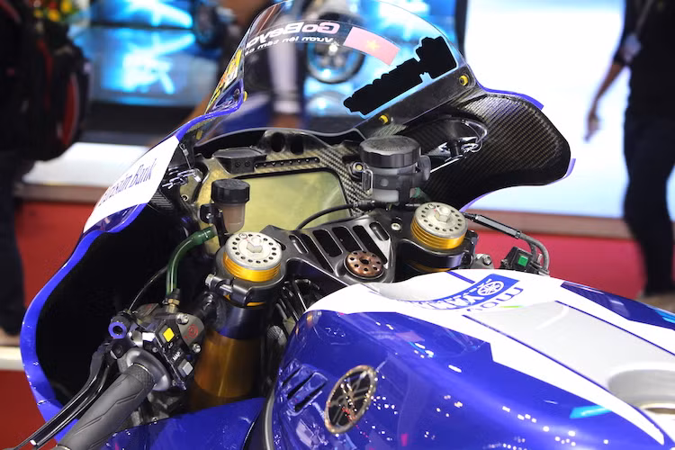 Tuân thủ theo quy định của liên đoàn đua môtô Thế giới (FIM), M1 cũng được trang bị bộ ECU điều khiển Magneti Marelli tương tự như các đối thủ khác. Nằm phía trên tay lái của xe là bộ cùm phanh/côn Brembo billet, trong khi cây trợ lực Ohlins được nằm ẩn phía dưới chảng ba. Sử dụng cùm công tắc "hàng thửa", tuy nhiên khá thú vị khi bao tay của M1 được Yamaha sử dụng chung cho các dòng sportbike khác như R1 hay R3.