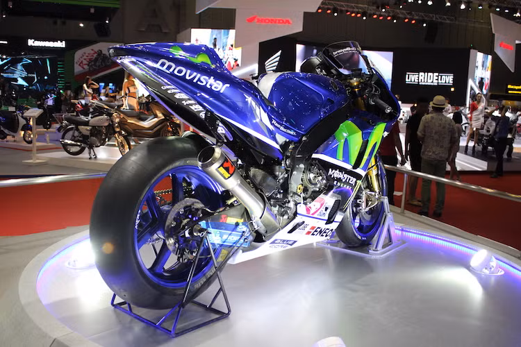 Những chiếc xe đua MotoGP như M1 không được bán ra ngoài thị trường. Tuy nhiên, mỗi chiếc xe có giá ước tính lên tới 2 triệu USD (khoảng hơn 40 tỷ đồng) do sản xuất thủ công, vật liệu và phụ tùng đắt tiền, công nghệ cao và độ hao mòn lớn. Mức giá này thậm chí còn chưa tính tới chi phí nghiên cứu, phát triển ra chúng.