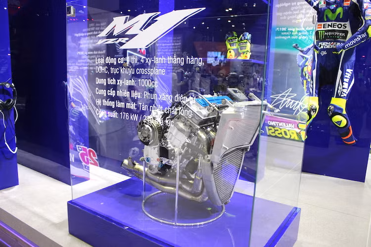 "Trái tim" của M1 2017 vẫn là khối động cơ 1000 cc làm mát bằng chất lỏng 4 xi-lanh DOHC với trục khuỷu theo các góc 90 độ (crossplane) đặc trưng của Yamaha, làm mát bằng chất lỏng, phun xăng điện tử. Động cơ này cho công suất tối đa lên tới hơn 240 mã lực.