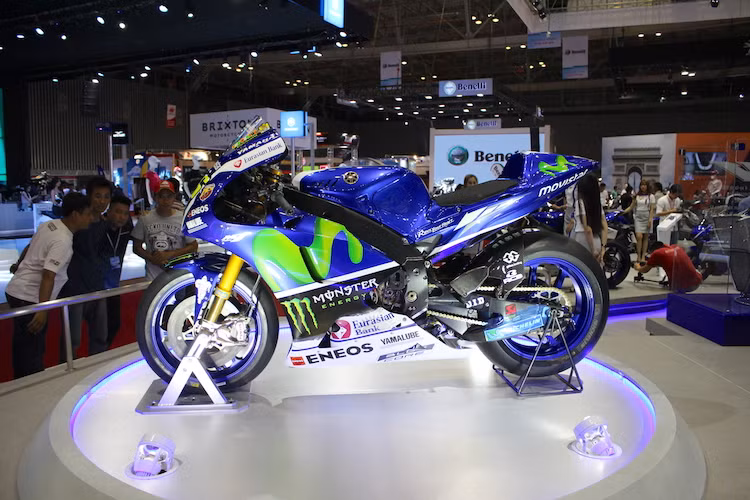 Trên các thế hệ M1, Valentino Rossi và Jorge Lorenzo đã "thống trị đường đua MotoGP trong nhiều năm. Sau khi Lorenzo "đầu quân" cho Ducati, "Lão làng" Valentino Rossi vẫn tiếp tục điều khiển chiếc M1 có số 46 tuy nhiên "đồng đội" mới của anh sẽ là tay đua Maverick Vinales với số 25. Dù là "lính mới" nhưng Vinales hiện tại đang có phong độ rất tốt tại mùa giải MotoGP 2017.